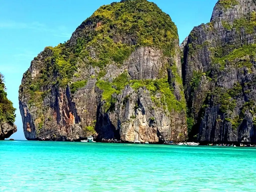 Maya Bay Sunrise Tour from Phi Phi with Breakfast — turquoise water and limestone cliffs of Maya Bay, Phi Phi (photo 1)