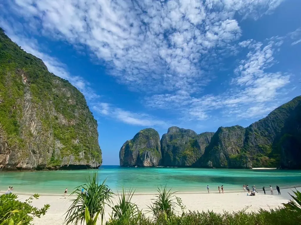 Krabi: Phi Phi Early Bird Tour with Multilingual Guide — turquoise water and limestone cliffs of Maya Bay, Phi Phi (photo 1)
