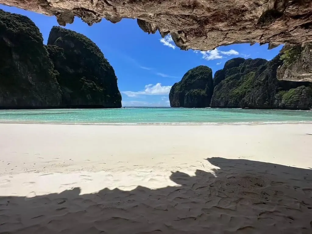 Krabi: Phi Phi Early Bird Tour with Multilingual Guide — snorkelling and clear Andaman Sea on the tour (photo 2)